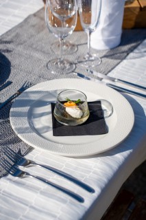 Stolování ve vinicích 600x900